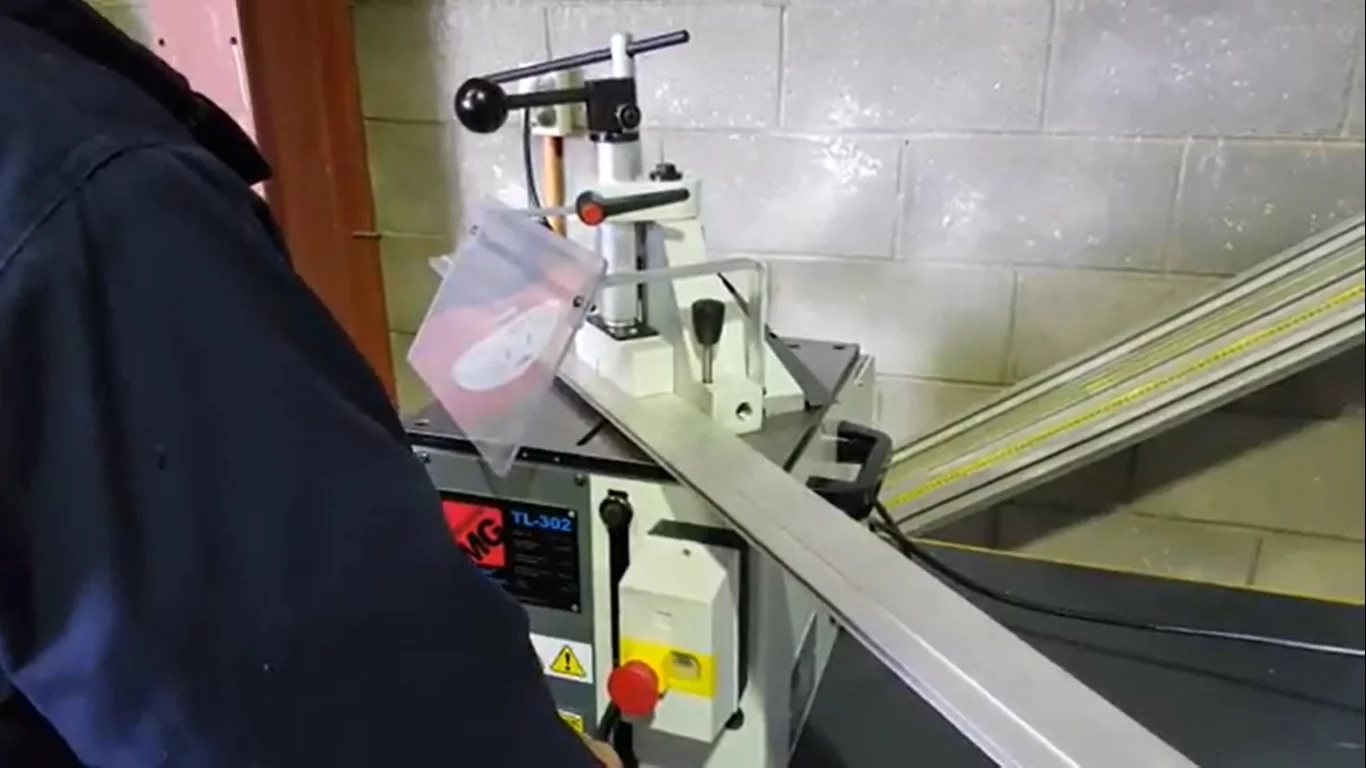 TL 302 M ALUMINIUM ZAAGMACHINE